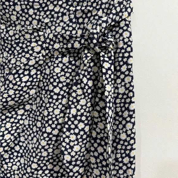 Sézane Floral Wrap Skort – Navy & White Daisies – Size 36 - Picture 2 of 7